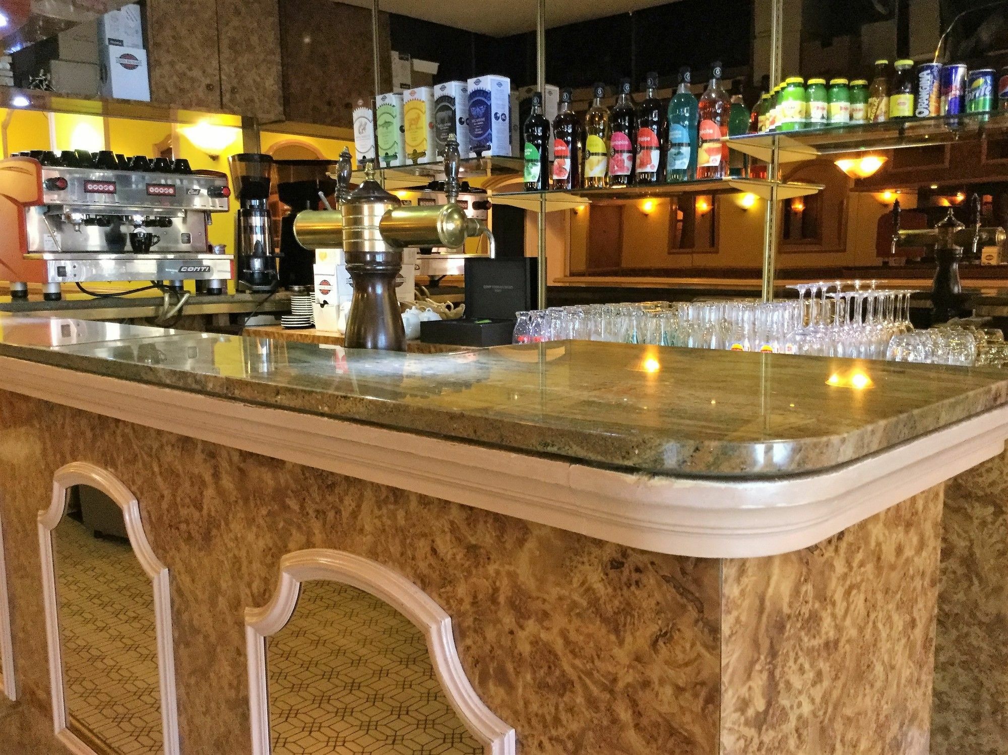 אז'ן Contact Hotel Le Provence מראה חיצוני תמונה